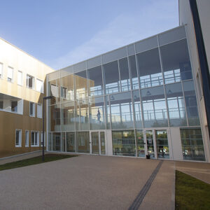 Photo de l'entrée du bâtiment de l'UFR MIM.